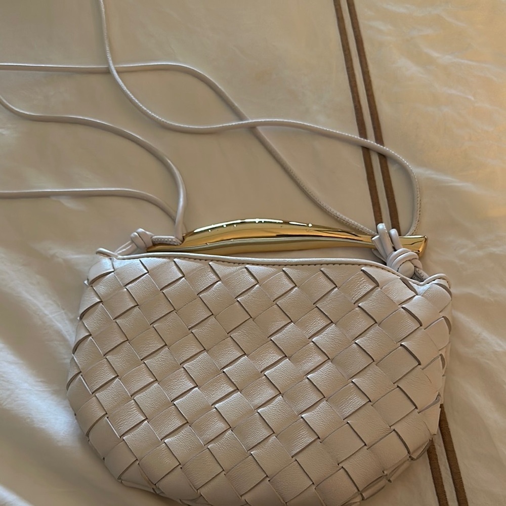 Elegant Cream Woven Shoulder Bag